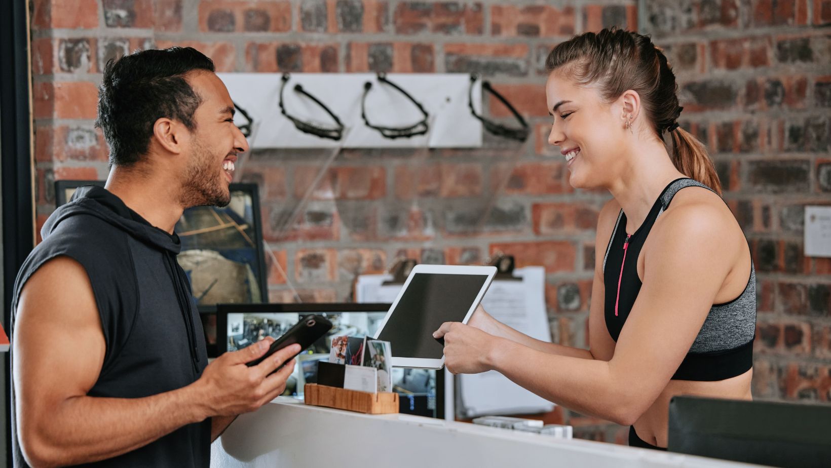 DUPOVO FITNESS CONTRATA RECEPCIONISTA