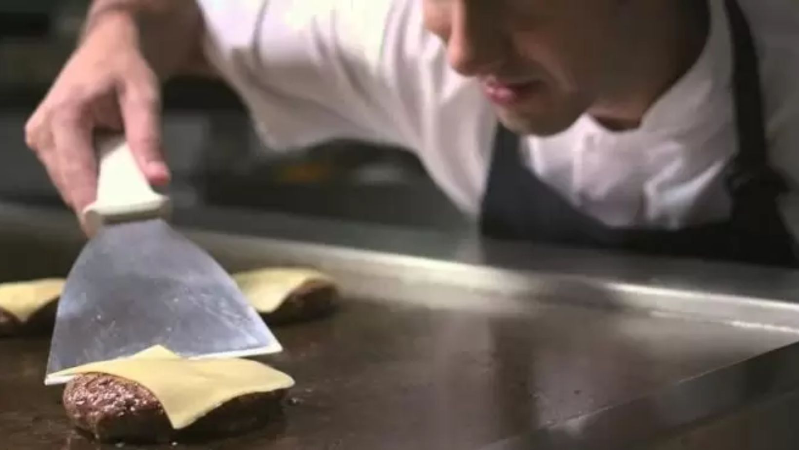 FÊNIX BURGUER ABRE VAGA PARA CHAPISTA